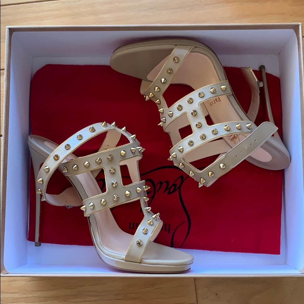 Louboutin “ sexystrap 120 jazz calf” in beige/gold